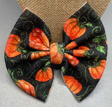 Load image into Gallery viewer, Pumpkins on Black Bow