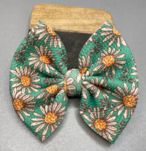 Load image into Gallery viewer, Green Daisy Garden Bow