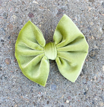 Load image into Gallery viewer, Green Velvet Bow