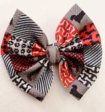 Load image into Gallery viewer, Winter Doxie Bow