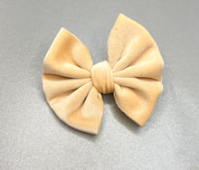 Load image into Gallery viewer, Velvet Cream Bow
