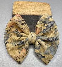 Load image into Gallery viewer, Vintage Floral Bow
